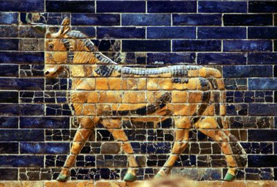 Relieve de ladrillo vidriado de un toro en el Camino Sagrado hacia la Puerta de Ishtar, Babilonia, c. 580 a.C. de Unbekannt