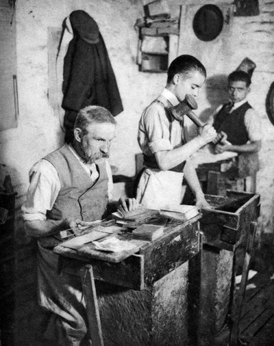 Batido de oro en un taller de Londres, 1926-1927 de Unbekannt