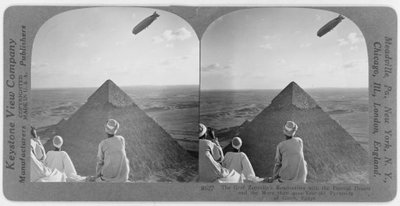 Graf Zeppelin sobre las pirámides de Giza, c.1930 de Unbekannt