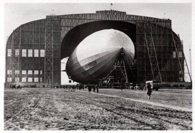 Graf Zeppelin unido al mástil de anclaje móvil, Lakehurst, Nueva Jersey, EE.UU., 1930, 1933 de Unbekannt