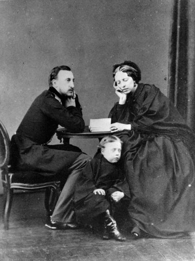Gran Duque Nicolás Nikoláyevich el mayor de Rusia con su esposa e hijo, c1861-c1863 de Unbekannt