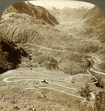Grandes bucles en zigzag de la carretera descendiendo desde el Paso Dyreskard - oeste hacia el Lago Roldal, Noruega, c1905 de Unbekannt