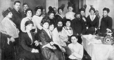Grigori Rasputin y un grupo de mujeres, 1917 de Unbekannt