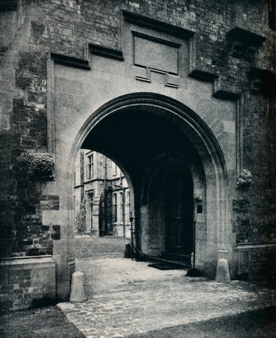 Grizedale Hall, Lancashire: Arco en la Torre hacia la Porte-Cochere, c1911 de Unbekannt