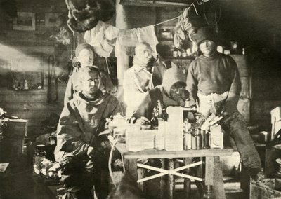 Grupo en la cabaña en verano: Joyce en la máquina de coser, 1908, 1909 de Unbekannt