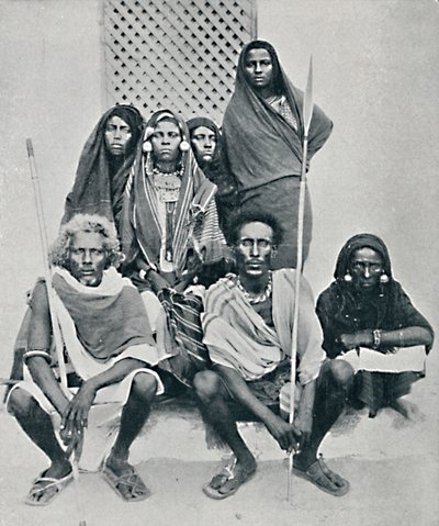 Grupo de hombres y mujeres Danakil del puerto italiano, Bahía de Assab, Eritrea, 1912 de Unbekannt