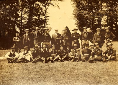 Grupo de hombres en uniforme frente a un tipi, Buckinghamshire, 1913 de Unbekannt