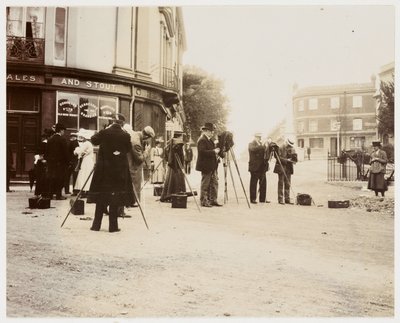 Grupo de fotógrafos tomando fotografías en la calle de Unbekannt
