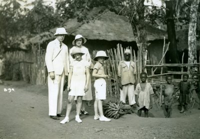 Retrato de grupo de europeos y locales, Sierra Leona, siglo XX de Unbekannt