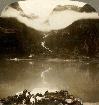 Glaciar Grytereids brillando sobre nubes flotantes, sobre el tranquilo Lago Olden, Noruega, c. 1905 de Unbekannt
