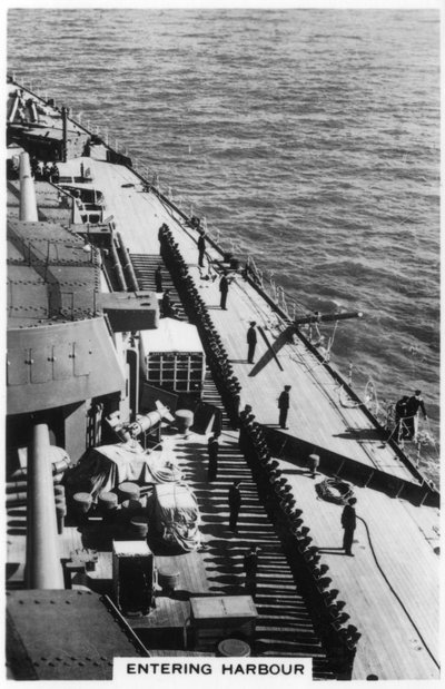 HMS Nelson entrando al puerto de Portsmouth, 1937 de Unbekannt