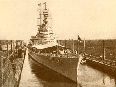 H.M.S. Renown pasando por el Canal de Panamá con el Duque y la Duquesa de York a bordo, c1930 de Unbekannt