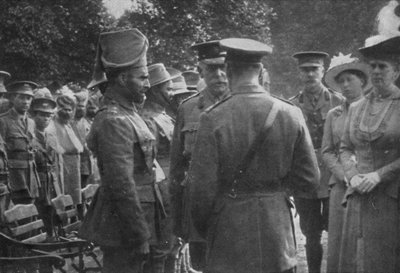 El Rey Jorge V hablando con Sir Walter Lawrence y Mir Dast, V.C., 25 de agosto de 1915 de Unbekannt