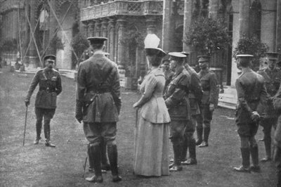 Su Majestad el Rey Jorge V y la Reina María en los jardines orientales, 25 de agosto de 1915, 1939 de Unbekannt