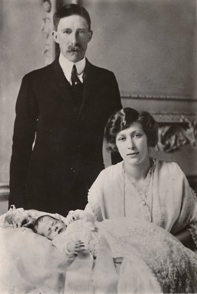 S.A.R. la Princesa María y el Vizconde Lascelles con su hijo, George Henry Hubert Lascelles, 1923 de Unbekannt