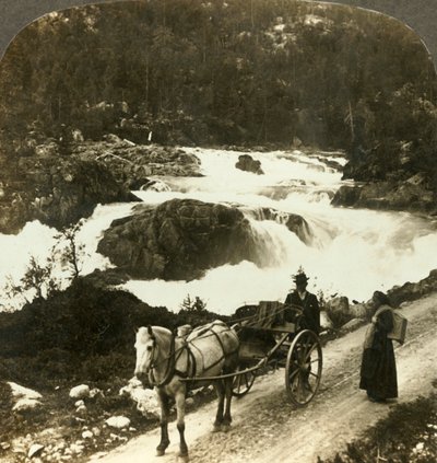 Parada de un stolkjaerre en el camino de Telemarken junto a las espumosas Cataratas Little Rjukan, Noruega, c1905 de Unbekannt