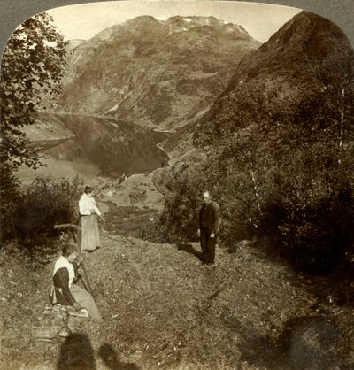 Heno en la repisa de la montaña sobre el pueblo de Marok y el espejo claro del fiordo de Geiranger, Noruega de Unbekannt