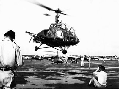 Helicóptero aterrizando en la Base Aérea de Tan Son Nhut, Saigón, Vietnam de Unbekannt
