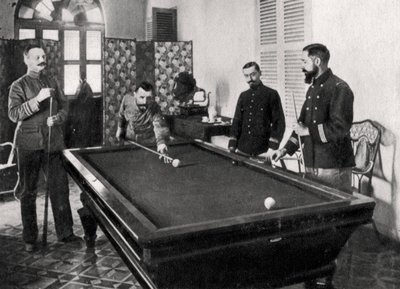Henri Gouraud, soldado francés, jugando al billar de Unbekannt