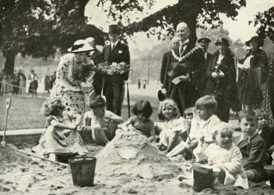 Su Majestad en el nuevo parque infantil en el sitio del antiguo Hospital Foundling de Unbekannt
