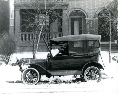 Hermann von Schrenk en un Ford de 1916 frente a su casa en 4139 McPherson, St. Louis, Mo de Unbekannt