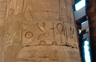 Jeroglíficos tallados en una columna en el Templo de Karnak, Egipto de Unbekannt