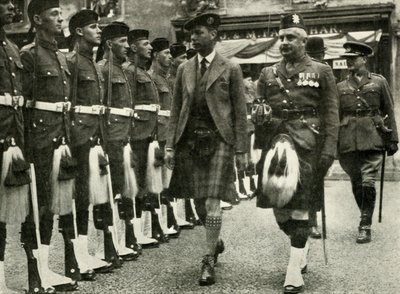Su Majestad inspeccionando la Guardia de Honor de los Black Watch en Perth en agosto, 1935 de Unbekannt