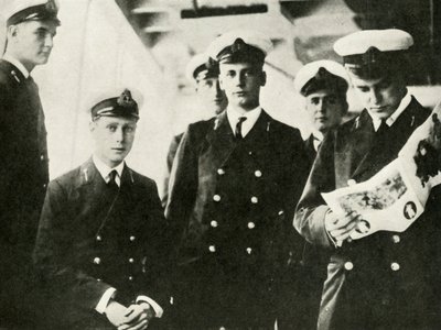 Su Majestad sentado entre sus compañeros cadetes de Unbekannt