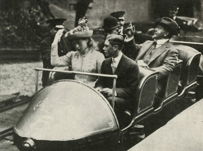 Su Majestad y la Princesa Mary en el Ferrocarril Alpino, Exposición de Earls Court, 1913, 1937 de Unbekannt