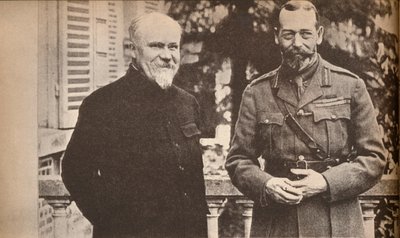 Su Majestad con el Presidente Poincare en el Cuartel General Británico en Francia, c. 1916, 1935 de Unbekannt