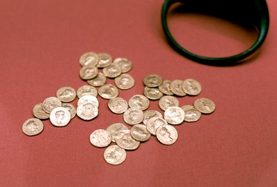 Tesoro de monedas de oro romanas encontrado en Inglaterra de Unbekannt