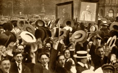 ¡Viva el Kaiser!: multitudes vitoreando en las calles, Berlín, Alemania, 4 de agosto de 1914, 1933 de Unbekannt
