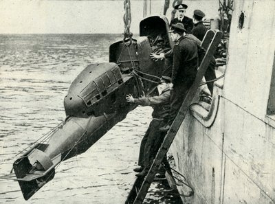 Izando un torpedo tripulado Chariot a bordo de un barco, Segunda Guerra Mundial, 1945 de Unbekannt