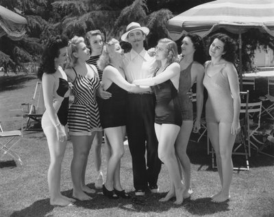 Hollywood, California: c.1935 Siete jóvenes en trajes de baño compiten por la atención de un solo hombre. (foto en b/n) de Unbekannt