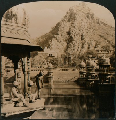 Tanque sagrado de Alwar, rodeado de palacios y santuarios, una escena de belleza incomparable, India, 1907 de Unbekannt