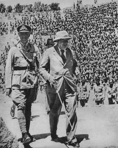 De vuelta por los campos de batalla - Sr. Churchill en el antiguo anfiteatro romano de Cartago, 1943-44 de Unbekannt