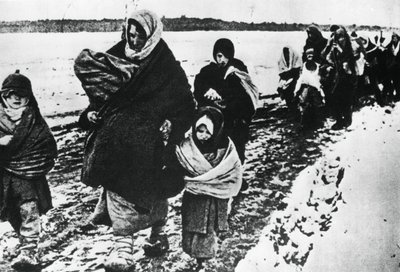 Mujeres y niños refugiados sin hogar, Rusia, 1941 de Unbekannt