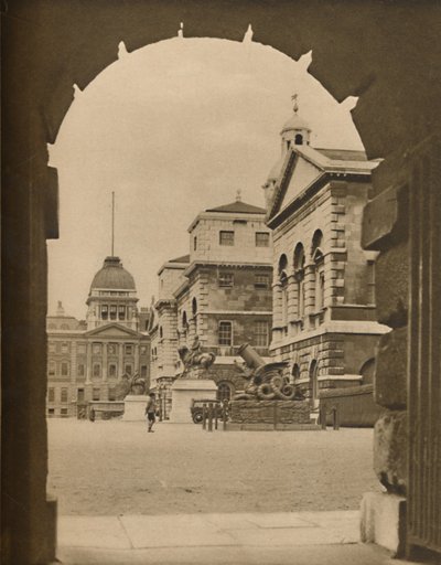 Desfile de la Guardia de Caballos enmarcado en el arco del Pasaje del Tesoro, c1935 de Unbekannt