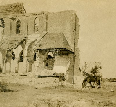 Caballos pastando cerca de una iglesia en ruinas, Frise, norte de Francia, c. 1914-c. 1918 de Unbekannt
