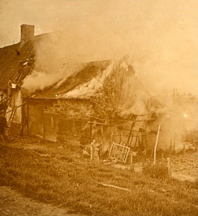 Casa golpeada por un proyectil, c1914-c1918 de Unbekannt