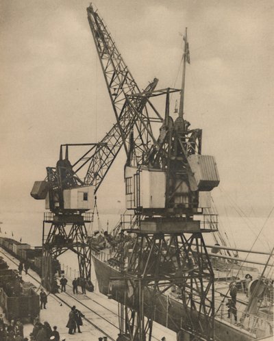 Grandes grúas móviles en Tilbury descargando la carga de la bodega de un barco, c1935 de Unbekannt