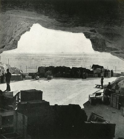 Grandes almacenes y talleres a prueba de bombas hechos de las cuevas, c. 1942-1943, 1945 de Unbekannt