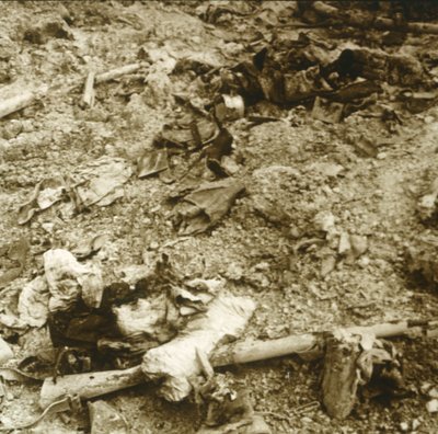 Restos humanos, Verdún, norte de Francia, c1914-c1918 de Unbekannt