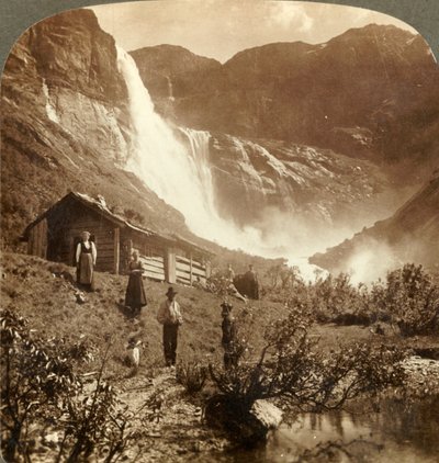 Hogar humilde de montaña al pie de los acantilados donde las Cataratas Skiaeggedals saltan 525 pies, Noruega, c. 1905 de Unbekannt