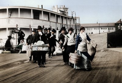 Inmigrantes a los EE.UU. desembarcando en Ellis Island, Nueva York, c1900 de Unbekannt