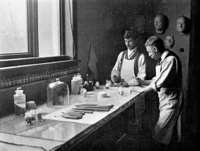 En el estudio de esmaltes del profesor Herkomer, moliendo colores, 1899 de Unbekannt