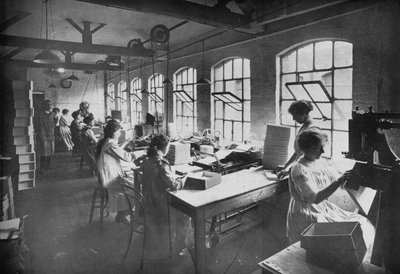 En la fábrica de cajas, 1919 de Unbekannt