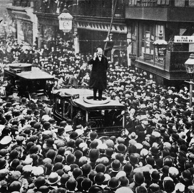 En las elecciones generales fue derrotado en Manchester, pero fue elegido por Dundee, 1908, 1945 de Unbekannt