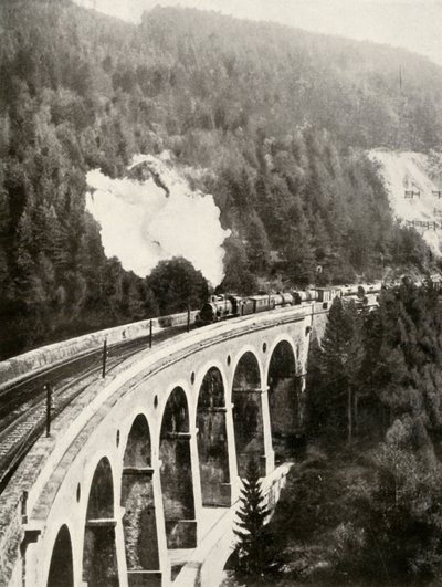 En el Valle de Semmering, Austria. Un tren de mercancías cruzando el Viaducto Curvado de Gamperl, 1935-36 de Unbekannt