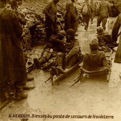 Soldados heridos en el puesto de primeros auxilios, Froideterre, Verdún, norte de Francia, 1917 de Unbekannt